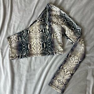 Medium/ 1 shoulder cropped top / snake print